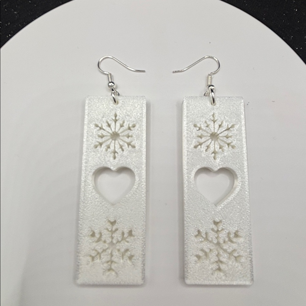 ❄️ White Snowflake Heart Earrings with Silver Accents 🤍 - Picture 3 of 3